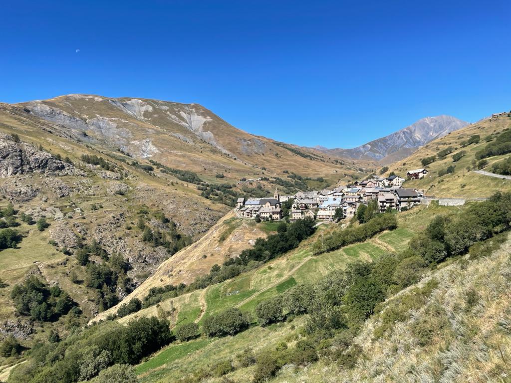 Kleines französisches Dorf in den Bergen